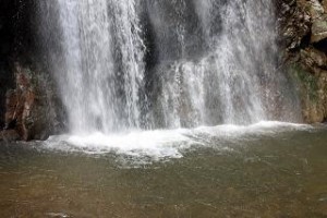 вода спасает от сильной жары, особено возле водопада